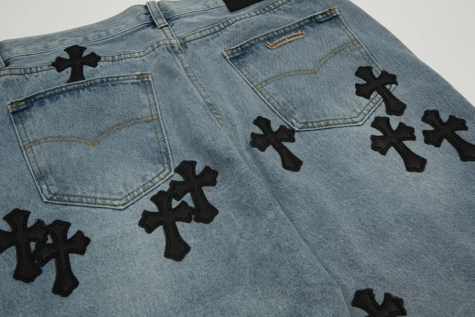 KE919#P180 The only correct leather label version on the market Chrome Hearts CH Cross embroidery distressed jeans Top ceiling quality 100% correct version The correct version is here!  Believe me this must be the best quality you will ever come across! ! Excellent value for money! !  Styles with different washes and textures are very friendly to people with thin legs and thick legs. The straight version is very flattering to the shape of the legs. The moderate length is timeless and easy to match. It is the basis of various styles and a must-have in the wardrobe! ! Add a little stacking to easily control the clean fit trend that has exploded this year. The fabric is stiff but also makes the upper body soft without losing texture. The sides and cuffs of some styles have a bone-wash effect. The vintage flavor pops up all at once. It’s really hard not to love it! ✅Correctly customize the Croxin metal leather label on the back panel. It is not sold directly with the cross on the finished jeans. 1:1 copying strives for excellence and the details are perfectly grasped. ✅The cross leather label is clear and smooth. Exquisite turning top craftsmanship. ✅Buttons, zippers and hardware are all customized versions of the Croxin LOGO. ✅High-cost washing process. Size: 28 30 32 34 36 (5 sizes)